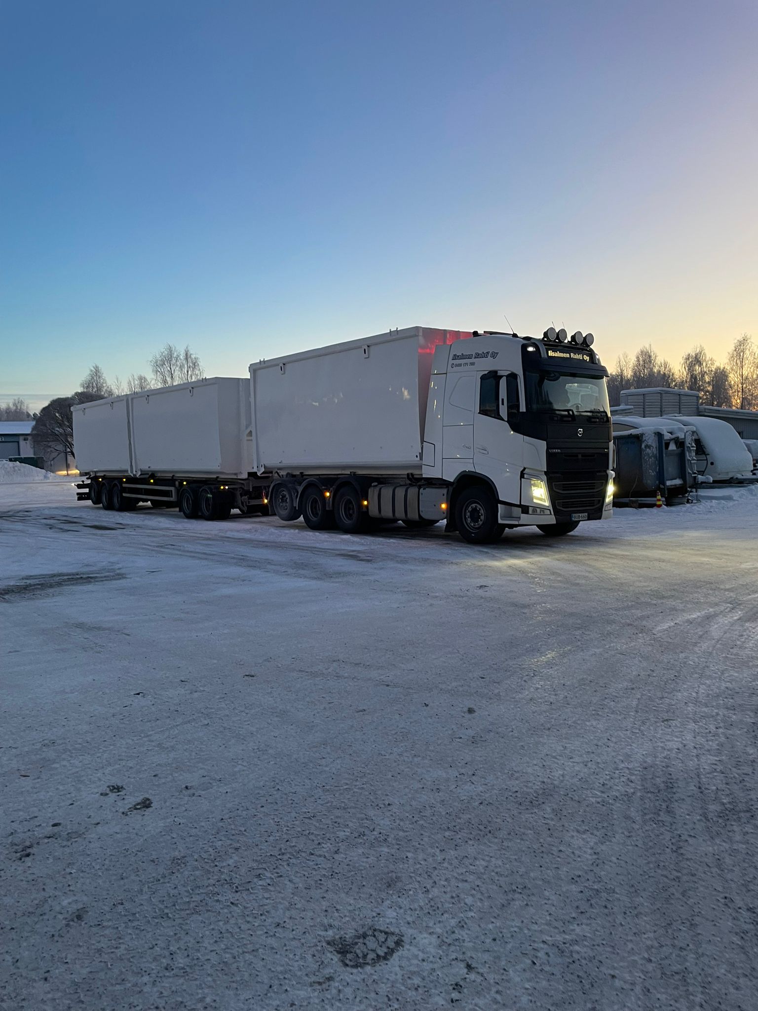 Katetut isot lavat romulle ja jätteelle