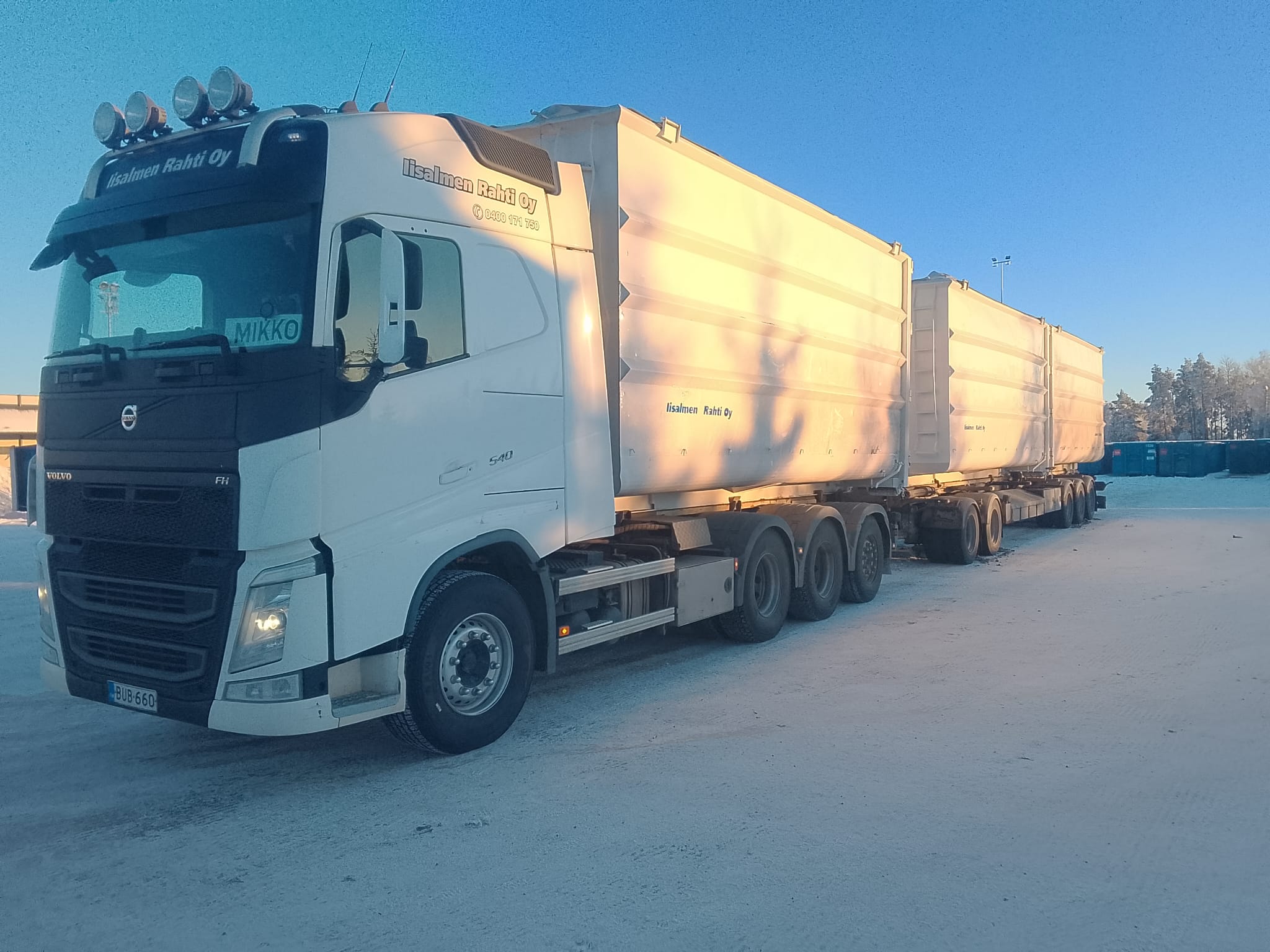 Katetut isot lavat romulle ja jätteelle